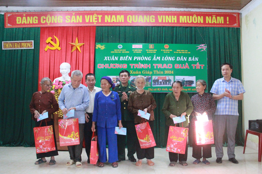 Chương trình trao 50 suất quà đến các hoàn cảnh khó khăn tại xã Kỳ Lợi. Chương trình trao 50 suất quà đến các hoàn cảnh khó khăn tại xã Kỳ Lợi.