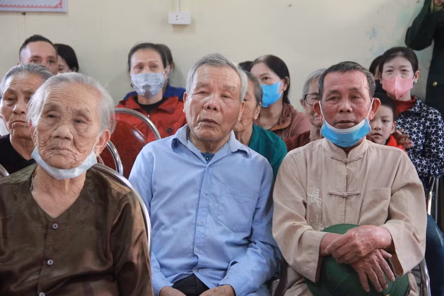 Những phần quà chủ yếu được trao đến người già có hoàn cảnh khó khăn ở xã Kỳ Lợi.