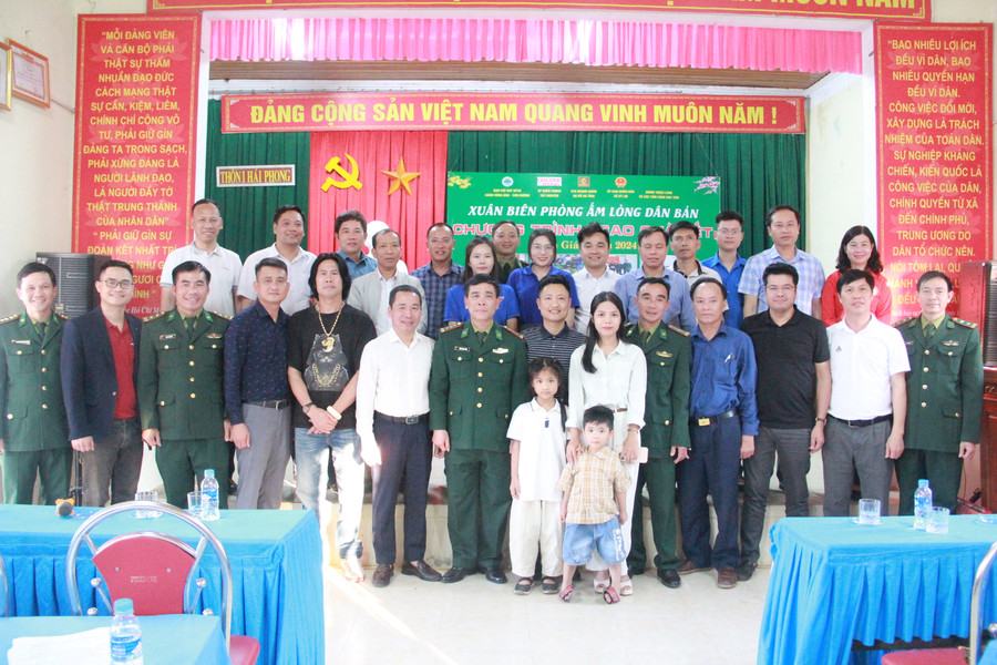 Cán bộ Ban Chỉ huy Biên phòng Cảng Vũng Áng – Sơn Dương, đại diện chính quyền địa phương và các nhà hảo tâm chụp ảnh lưu niệm tại chương trình trao quà. Cán bộ Ban Chỉ huy Biên phòng Cảng Vũng Áng – Sơn Dương, đại diện chính quyền địa phương và các nhà hảo tâm chụp ảnh lưu niệm tại chương trình trao quà.