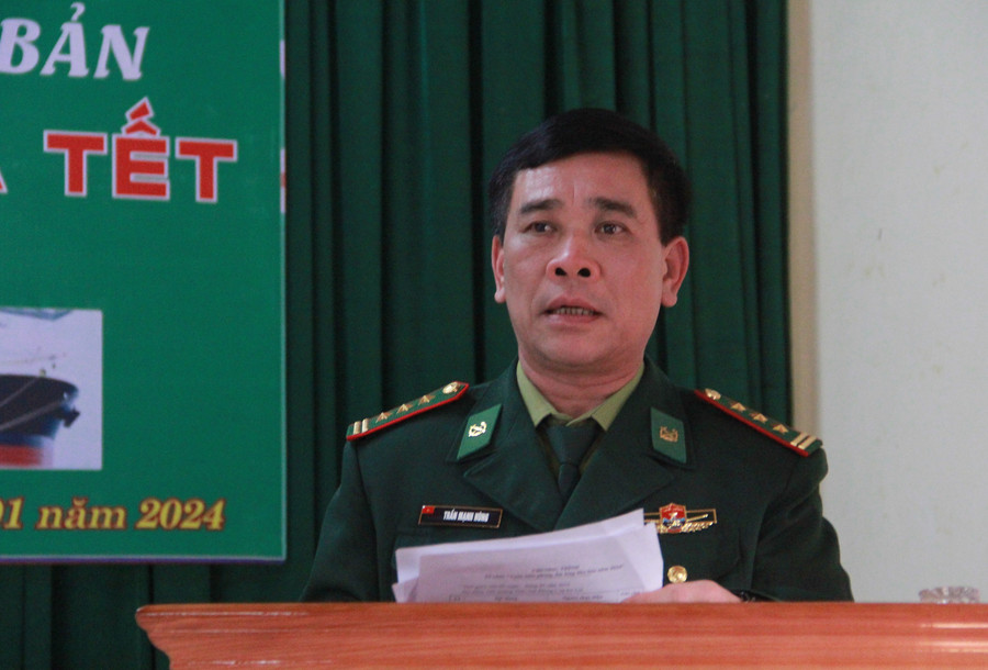 Thượng tá Trần Mạnh Hùng phát biểu tại chương trình trao quà. Thượng tá Trần Mạnh Hùng phát biểu tại chương trình trao quà.