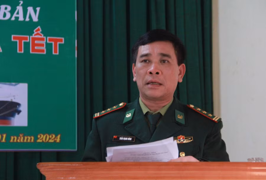 Thượng tá Trần Mạnh Hùng phát biểu tại chương trình trao quà.