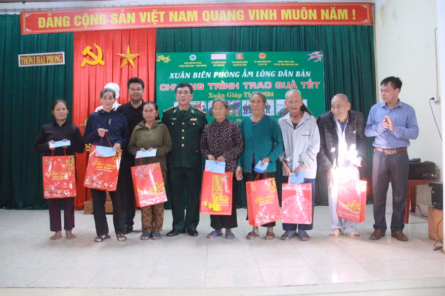  Ban chỉ huy Biên phòng cửa khẩu cảng Vũng Áng – Sơn Dương phối hợp với VP đại diện Báo GD&TĐ khu vực MT-TN và các nhà hảo tâm trao quà Tết đến người dân khó khăn ở xã Kỳ Lợi.