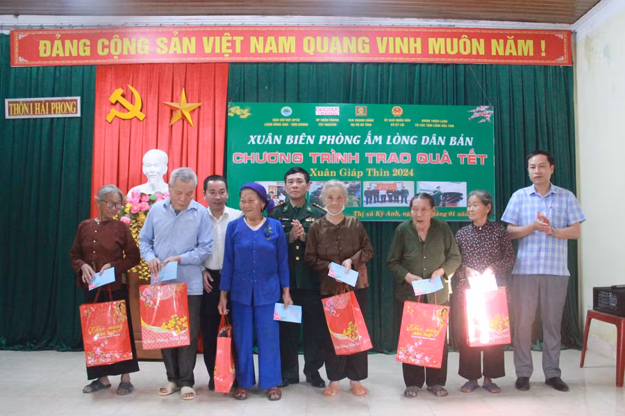 Chương trình trao 50 suất quà đến các hoàn cảnh khó khăn tại xã Kỳ Lợi.