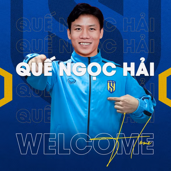 Quế Ngọc Hải hạnh phúc khi ký hợp đồng 3 năm với đội bóng Sông Lam Nghệ An. (Ảnh SLNA).