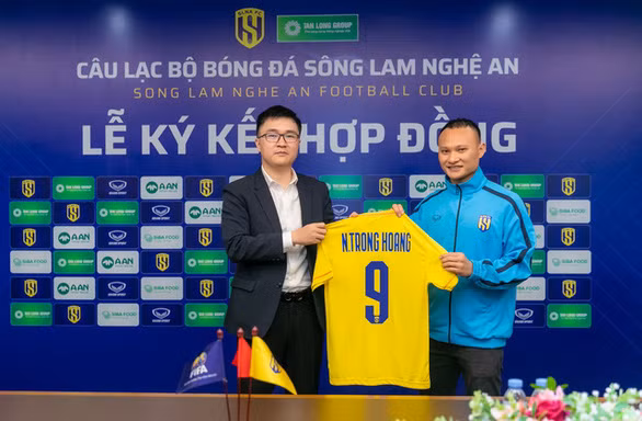 Trọng Hoàng mang áo số 9 khi trở lại đội bóng quê nhà.