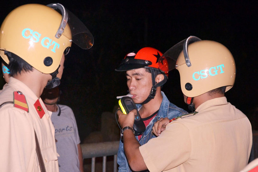 Lực lượng CSGT kiểm tra đo nồng độ cồn đối với người tham gia giao thông. Lực lượng CSGT kiểm tra đo nồng độ cồn đối với người tham gia giao thông.