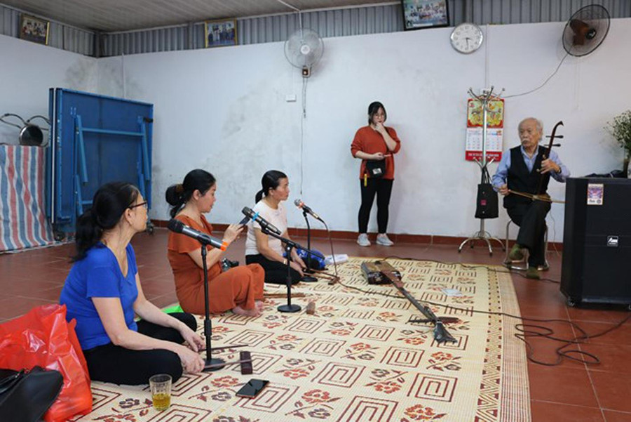 Một lớp học âm nhạc truyền thông do NNƯT Ngô Văn Đảm truyền dạy.