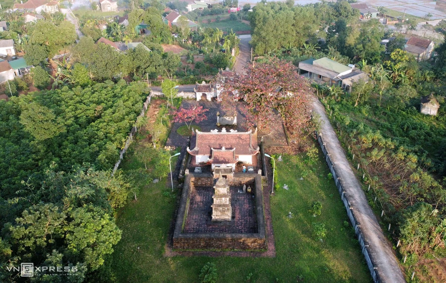 Am Tháp thờ Lê Am (Cẩm Duệ, Cẩm Xuyên, Hà Tĩnh), vị quan triều nhà Lê, được vua Lê Lợi ban đặc ân chọn sinh phần (chọn phần đất khi còn sống). 