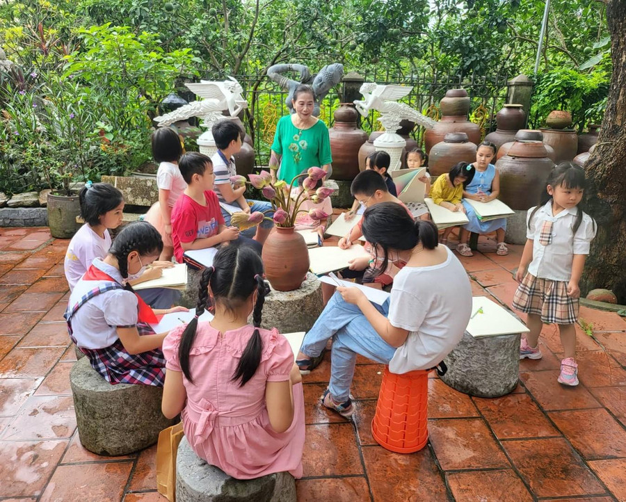 Rất đông học sinh đến nhà họa sĩ Phan Thị Ngọc Mỹ để học vẽ. Rất đông học sinh đến nhà họa sĩ Phan Thị Ngọc Mỹ để học vẽ.