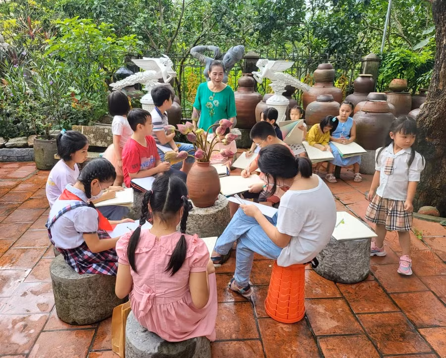 Rất đông học sinh đến nhà họa sĩ Phan Thị Ngọc Mỹ để học vẽ.