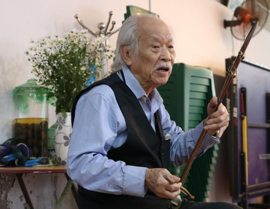 NNƯT Ngô Văn Đảm biểu diễn một làn điệu xẩm.