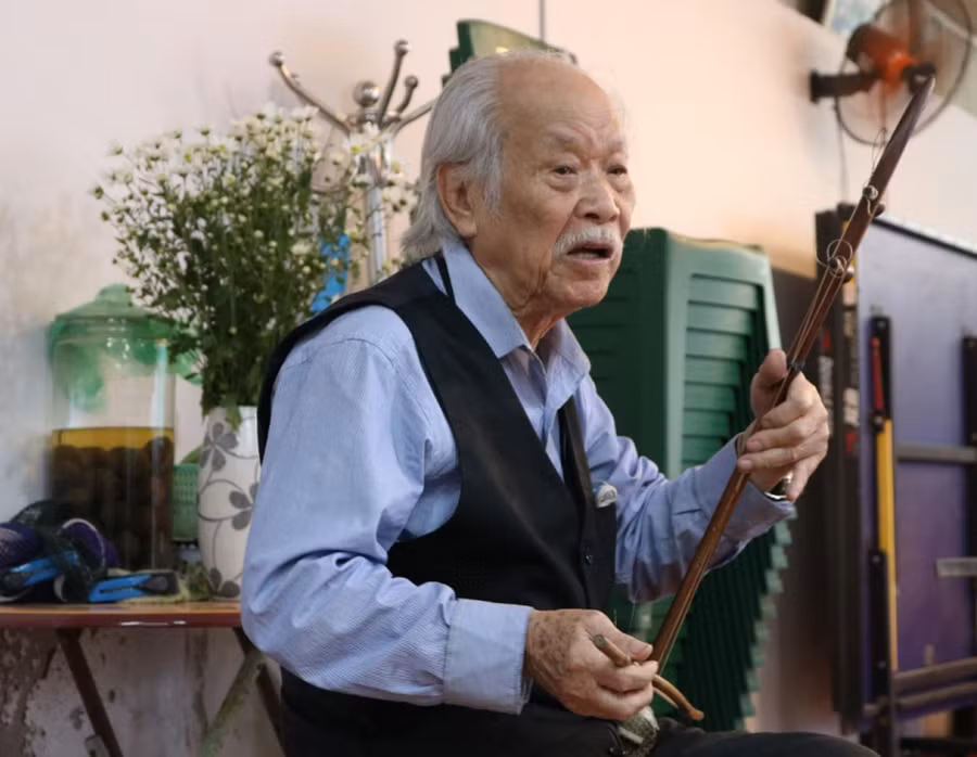 NNƯT Ngô Văn Đảm biểu diễn một làn điệu xẩm.