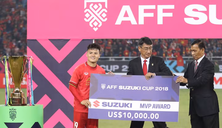 Quang Hải nhận giải Cầu thủ xuất sắc nhất AFF Cup 2018.