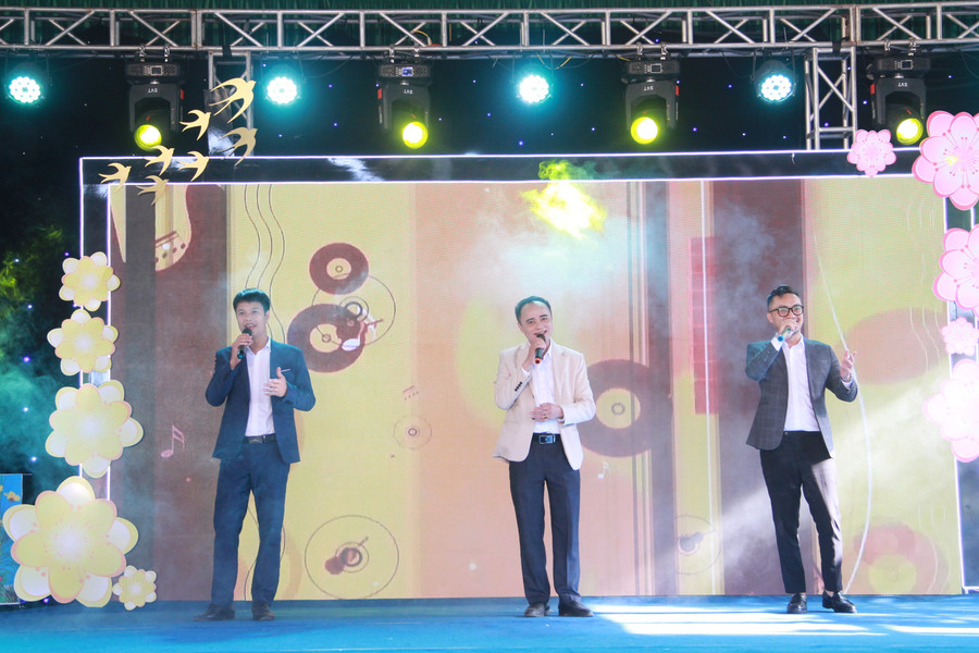 Bài hát "Cung đàn mùa xuân" qua phần biểu diễn của các thầy giáo trường THPT Cẩm Bình. Bài hát "Cung đàn mùa xuân" qua phần biểu diễn của các thầy giáo trường THPT Cẩm Bình.