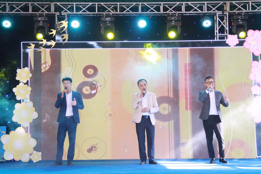 Bài hát "Cung đàn mùa xuân" qua phần biểu diễn của các thầy giáo trường THPT Cẩm Bình.