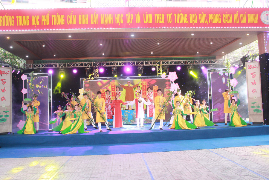 Các tiết mục văn nghệ chào xuân Giáp Thìn được dàn dựng công phu, mang đậm bản sắc truyền thống hiếu học của vùng đất Cẩm. Các tiết mục văn nghệ chào xuân Giáp Thìn được dàn dựng công phu, mang đậm bản sắc truyền thống hiếu học của vùng đất Cẩm.