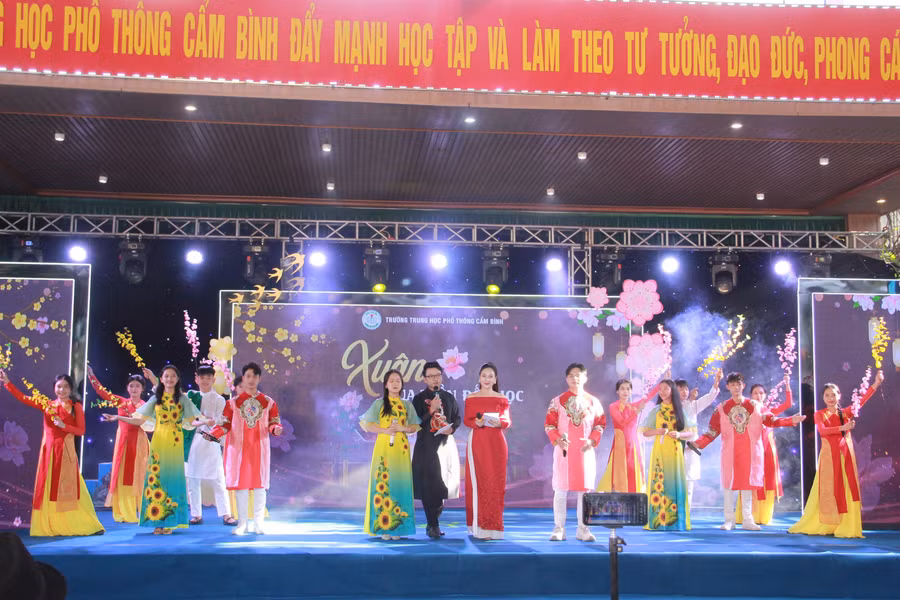 Chương trình gặp mặt "Xuân qua miền đất học".