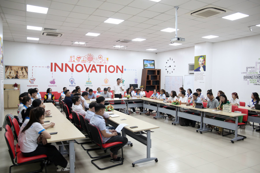 Hội nghị thu hút nhiều doanh nghiệp, nhà nghiên cứu, chuyên gia và sinh viên ĐH Huế tham gia. Hội nghị thu hút nhiều doanh nghiệp, nhà nghiên cứu, chuyên gia và sinh viên ĐH Huế tham gia.