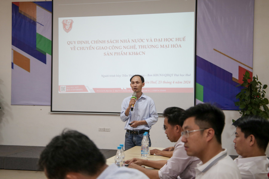 Ông Trần Vinh Phương - Ban Khoa học công nghệ và hợp tác quốc tế (ĐH Huế) trình bày tham luận "Quy định, chính sách nhà nước và ĐH Huế về chuyển giao công nghệ, thương mại hóa sản phẩm khoa học và công nghệ" tại hội nghị. Ông Trần Vinh Phương - Ban Khoa học công nghệ và hợp tác quốc tế (ĐH Huế) trình bày tham luận "Quy định, chính sách nhà nước và ĐH Huế về chuyển giao công nghệ, thương mại hóa sản phẩm khoa học và công nghệ" tại hội nghị.