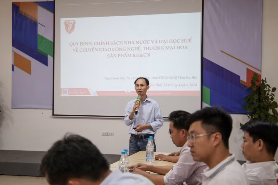 Ông Trần Vinh Phương - Ban Khoa học công nghệ và hợp tác quốc tế (ĐH Huế) trình bày tham luận "Quy định, chính sách nhà nước và ĐH Huế về chuyển giao công nghệ, thương mại hóa sản phẩm khoa học và công nghệ" tại hội nghị.