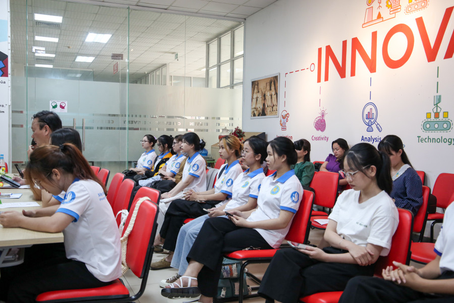 Sinh viên chăm chú lắng nghe những ý kiến, chia sẻ từ các chuyên gia tại hội nghị. Sinh viên chăm chú lắng nghe những ý kiến, chia sẻ từ các chuyên gia tại hội nghị.