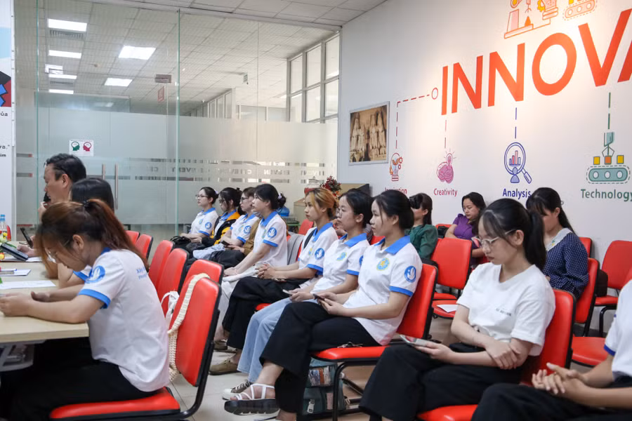 Sinh viên chăm chú lắng nghe những ý kiến, chia sẻ từ các chuyên gia tại hội nghị.