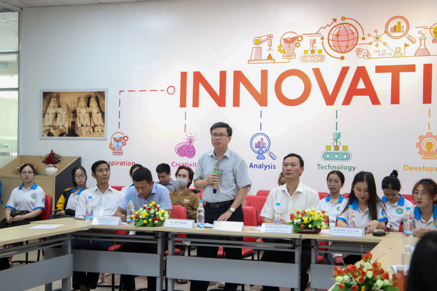 Ông Hồ Thắng - Giám đốc Sở Khoa học và Công nghệ tỉnh Thừa Thiên Huế cũng đã có những chia sẻ về khởi nghiệp sáng tạo cùng các chuyên gia và sinh viên. Ông Hồ Thắng - Giám đốc Sở Khoa học và Công nghệ tỉnh Thừa Thiên Huế cũng đã có những chia sẻ về khởi nghiệp sáng tạo cùng các chuyên gia và sinh viên.