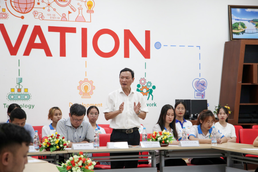 TS Hoàng Kim Toản - Giám đốc Trung tâm Khởi nghiệp và Đổi mới sáng tạo chia sẻ tại hội nghị. TS Hoàng Kim Toản - Giám đốc Trung tâm Khởi nghiệp và Đổi mới sáng tạo chia sẻ tại hội nghị.