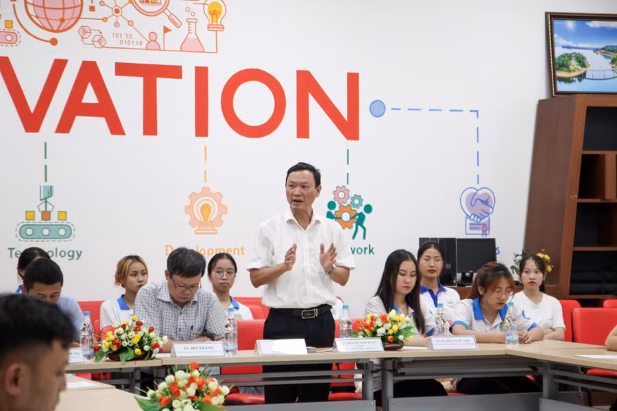 TS Hoàng Kim Toản - Giám đốc Trung tâm Khởi nghiệp và Đổi mới sáng tạo chia sẻ tại hội nghị.