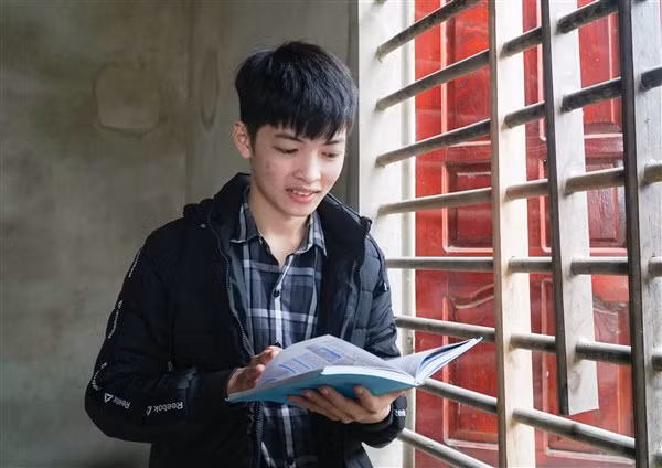 Nam sinh thích đọc sách và muốn tạo cho mình lối đi riêng.