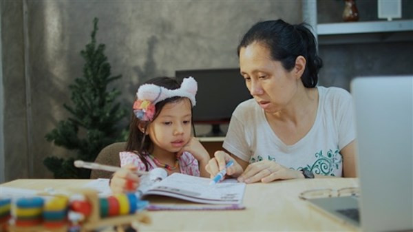 Nhiều phụ huynh mệt mỏi khi vừa phải làm việc, vừa dạy con học. Ảnh minh họa