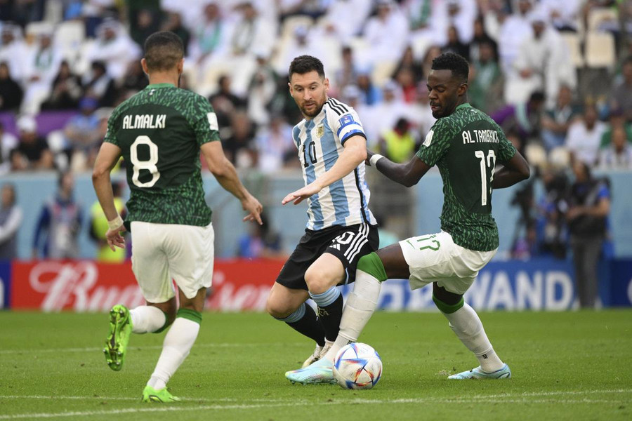 Messi bị từ chối 1 bàn thắng vì lỗi việt vị khi đối đầu đội bóng vùng Vịnh. Messi bị từ chối 1 bàn thắng vì lỗi việt vị khi đối đầu đội bóng vùng Vịnh.