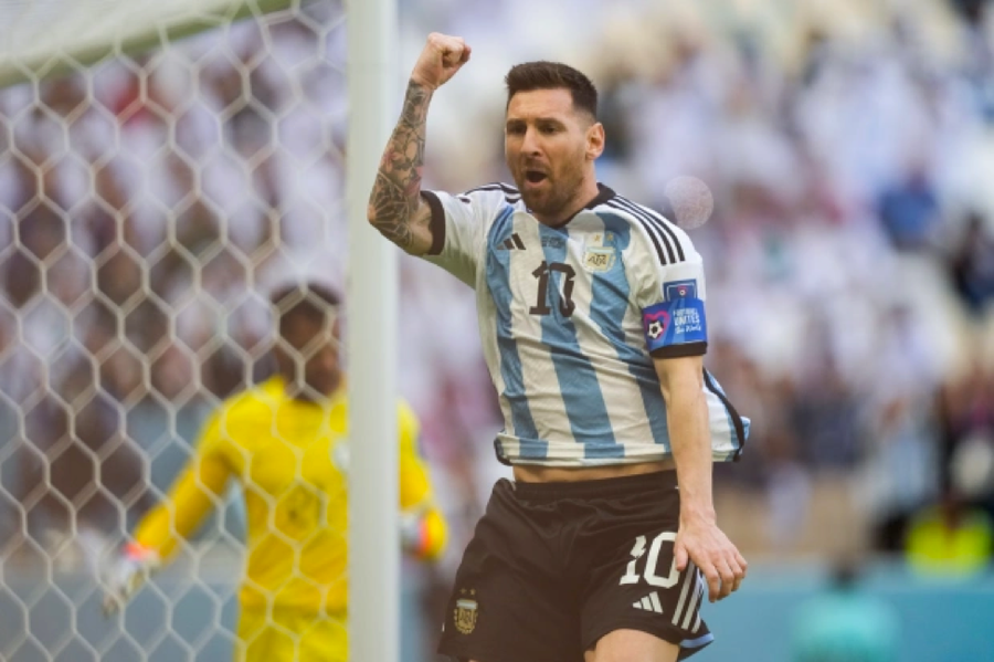Lionel Messi mở tỷ số nhưng anh không thể ngăn trận thua lịch sử của Argentina.