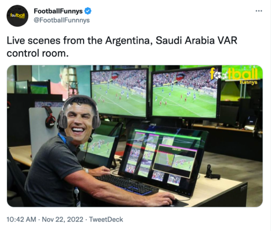 Ronaldo như thể có trong phòng VAR điều khiển trận đấu của Messi. Ronaldo như thể có trong phòng VAR điều khiển trận đấu của Messi.