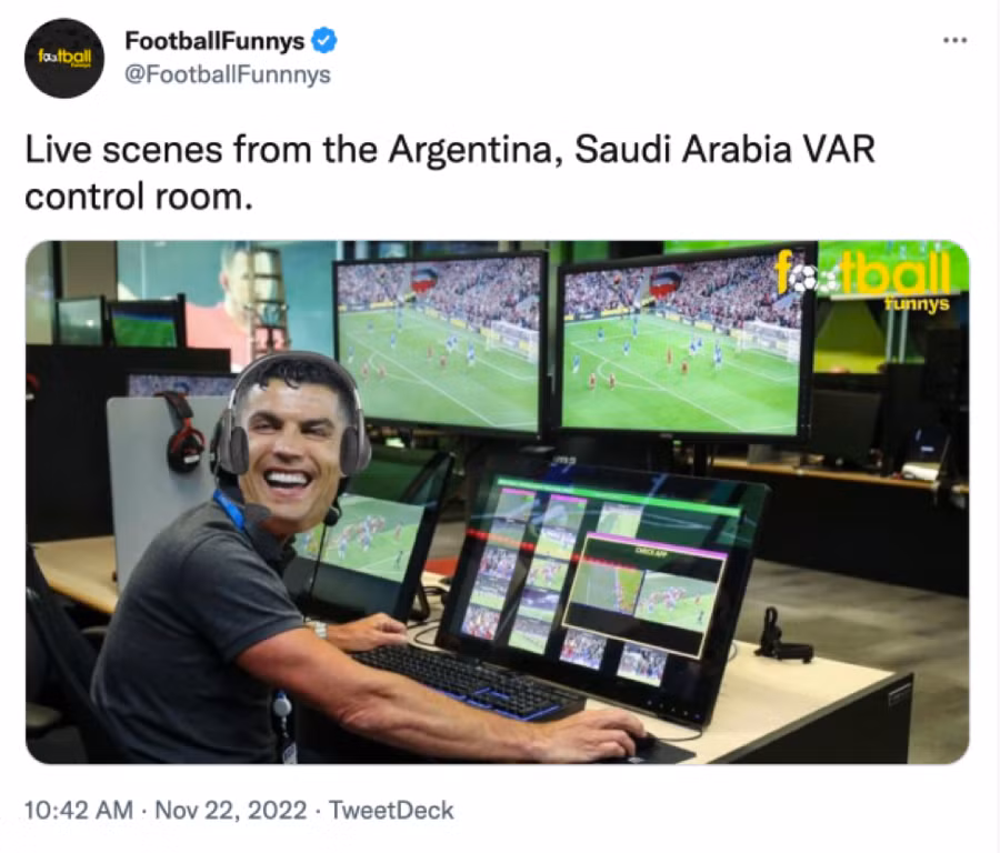 Ronaldo như thể có trong phòng VAR điều khiển trận đấu của Messi.