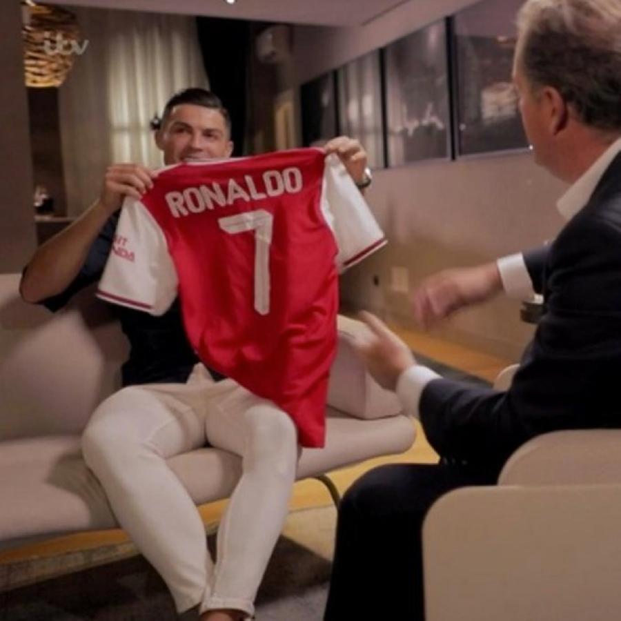 Nhà báo Piers Morgan tiết lộ bến đỗ mới của Ronaldo là Arsenal. Nhà báo Piers Morgan tiết lộ bến đỗ mới của Ronaldo là Arsenal.