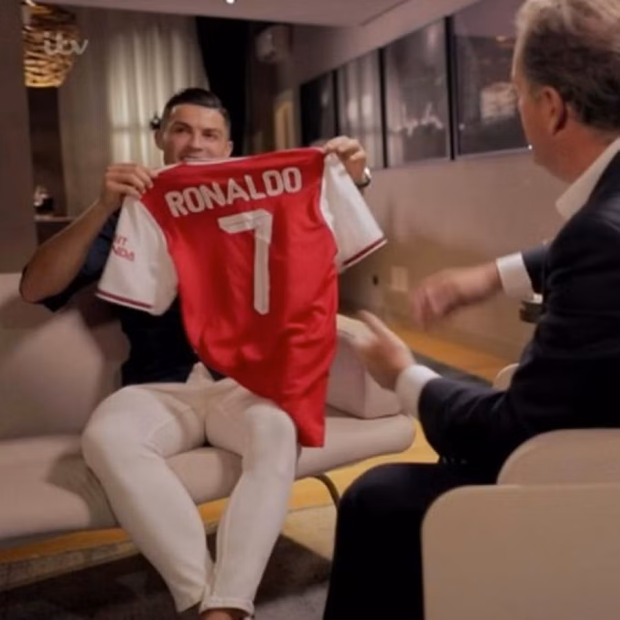 Nhà báo Piers Morgan tiết lộ bến đỗ mới của Ronaldo là Arsenal.