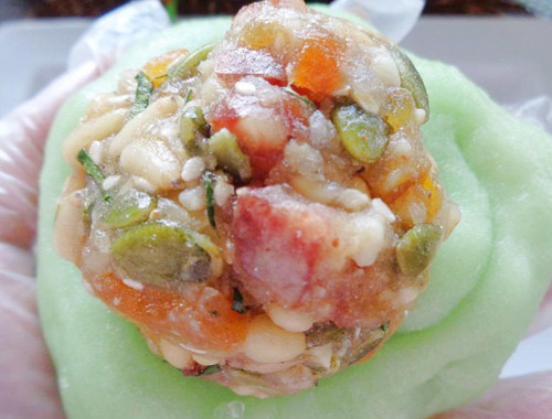 4 bước đơn giản làm bánh trung thu dẻo nhân thập cẩm thơm ngon - Ảnh 3