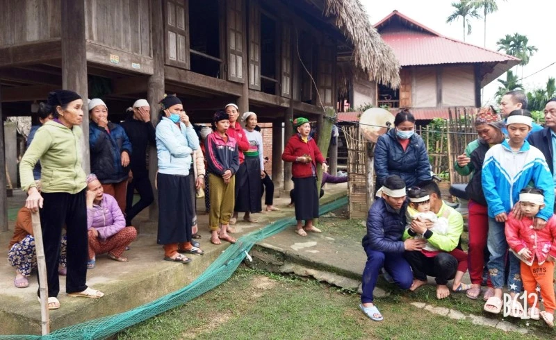 Gia đình lo tang lễ cho người bị nạn.