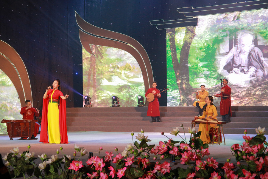 Đêm nghệ thuật mang đến những câu chuyện xúc động và thiêng liêng về bà Hoàng Thị Loan - người mẹ cao cả đã góp phần vun đắp nên cuộc đời và sự nghiệp của Chủ tịch Hồ Chí Minh. (Ảnh: Hoàng Hải). Đêm nghệ thuật mang đến những câu chuyện xúc động và thiêng liêng về bà Hoàng Thị Loan - người mẹ cao cả đã góp phần vun đắp nên cuộc đời và sự nghiệp của Chủ tịch Hồ Chí Minh. (Ảnh: Hoàng Hải).