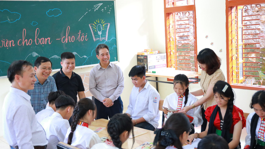 Các đơn vị, doanh nghiệp, nhà hảo tâm trò chuyện và động viên khích lệ tinh thần các em học sinh. Các đơn vị, doanh nghiệp, nhà hảo tâm trò chuyện và động viên khích lệ tinh thần các em học sinh.