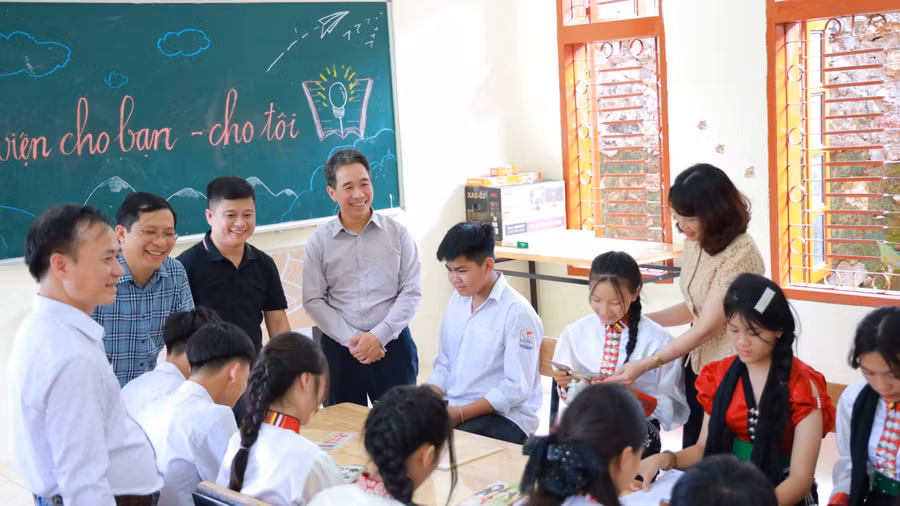 Các đơn vị, doanh nghiệp, nhà hảo tâm trò chuyện và động viên khích lệ tinh thần các em học sinh.