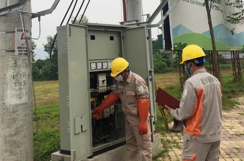 Công nhân điện lực Hòa Bình đang kiểm tra và sửa chữa Trạm biến áp.