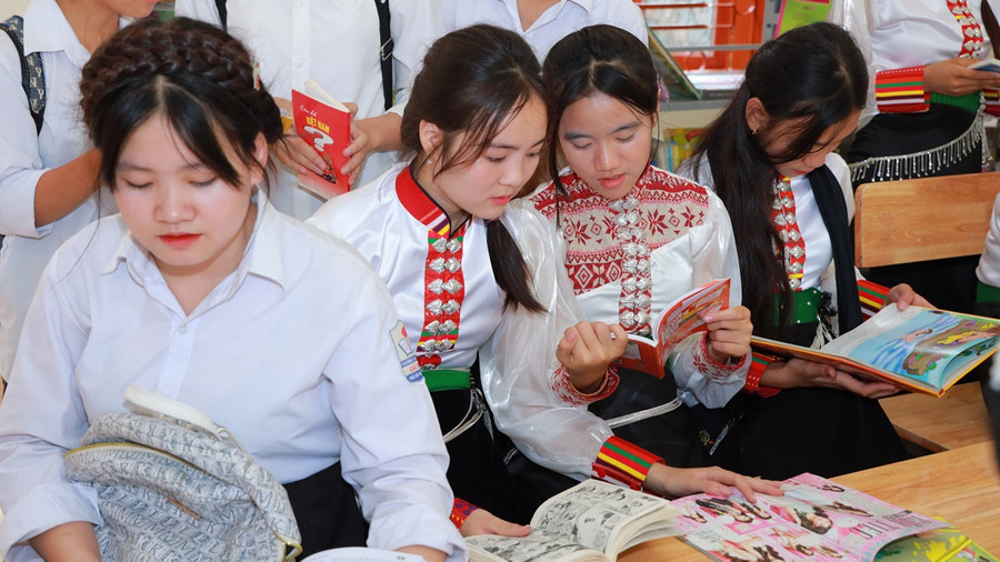 Các em học sinh vui mừng, khi được đoàn thiện nguyện tặng sách. Các em học sinh vui mừng, khi được đoàn thiện nguyện tặng sách.