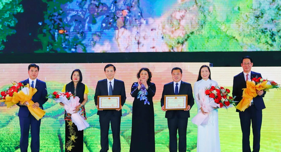 Tập thể Thường trực Huyện ủy Mộc Châu và Vân Hồ nhận Bằng khen của Chủ tịch UBND tỉnh.