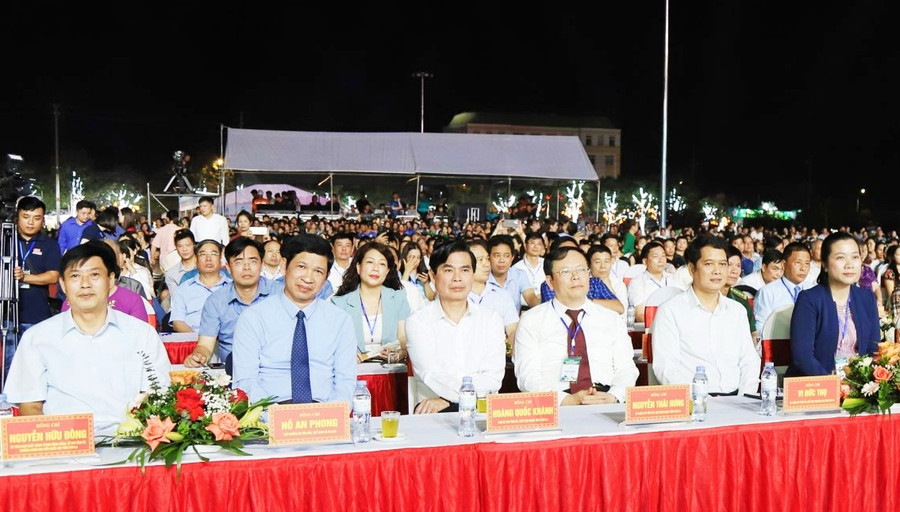 Lãnh đạo tỉnh Sơn La dự lễ công bố.