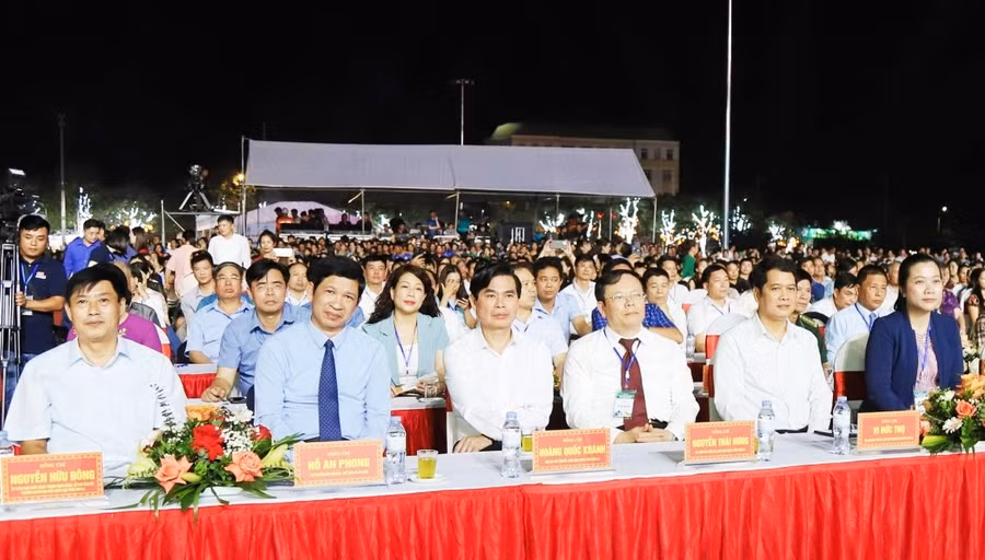 Lãnh đạo tỉnh Sơn La dự lễ công bố.