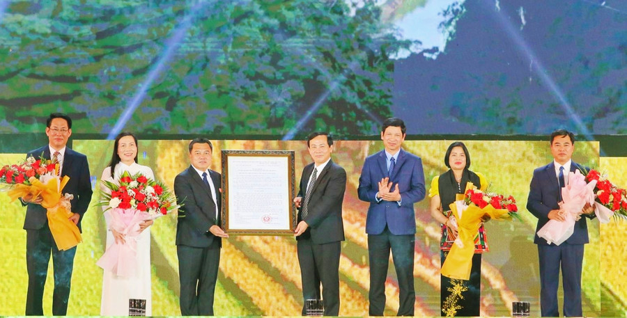 Lãnh đạo Bộ Văn hóa, Thể thao và Du lịch trao quyết định công nhận Khu du lịch quốc gia Mộc Châu.