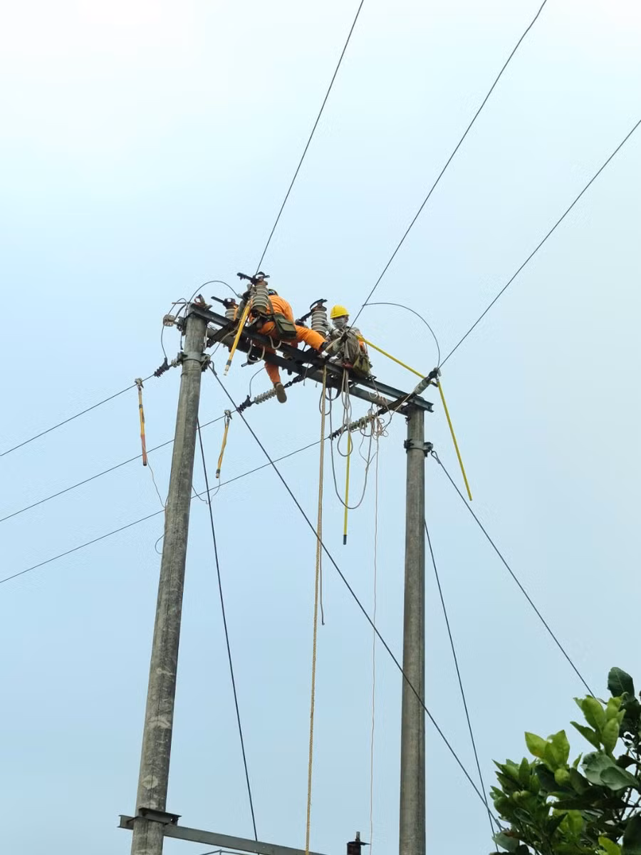 Công nhân điện lực Hòa Bình sửa chữa đường dây điện.