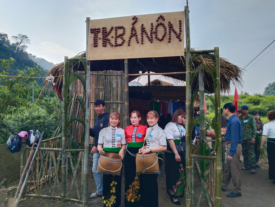 Các trại văn hoá được Ban tổ chức dựng lên để quảng bá sản phẩm nông sản, thủ công mỹ nghệ tới du khách.